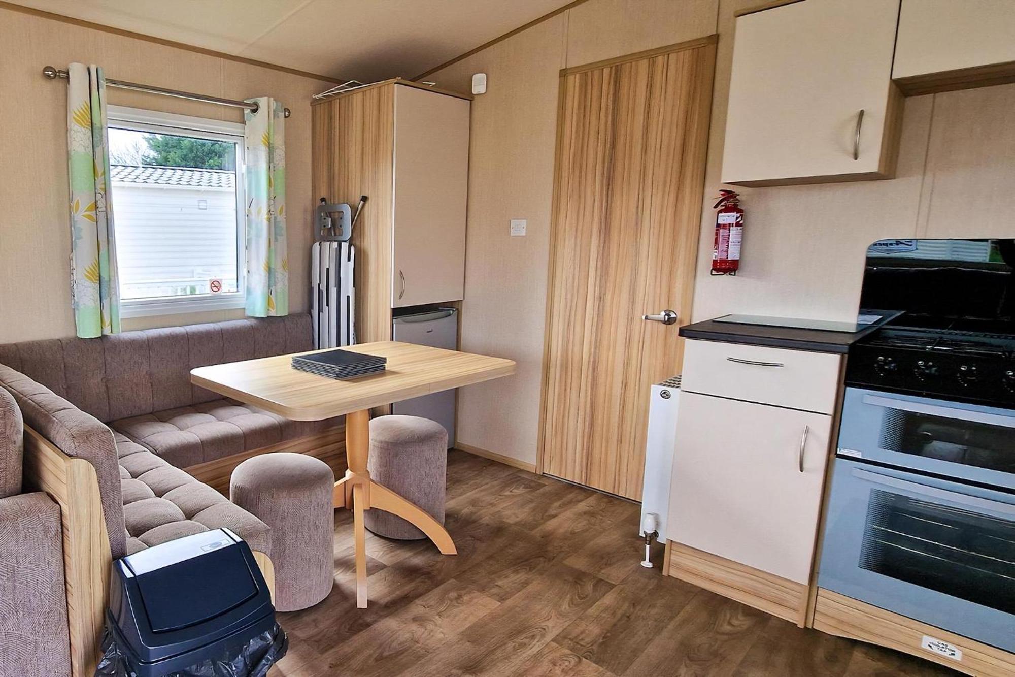 8 Berth Caravan For Hire At Manor Park Near To A Great Beach Ref 23041C Hunstanton Extérieur photo