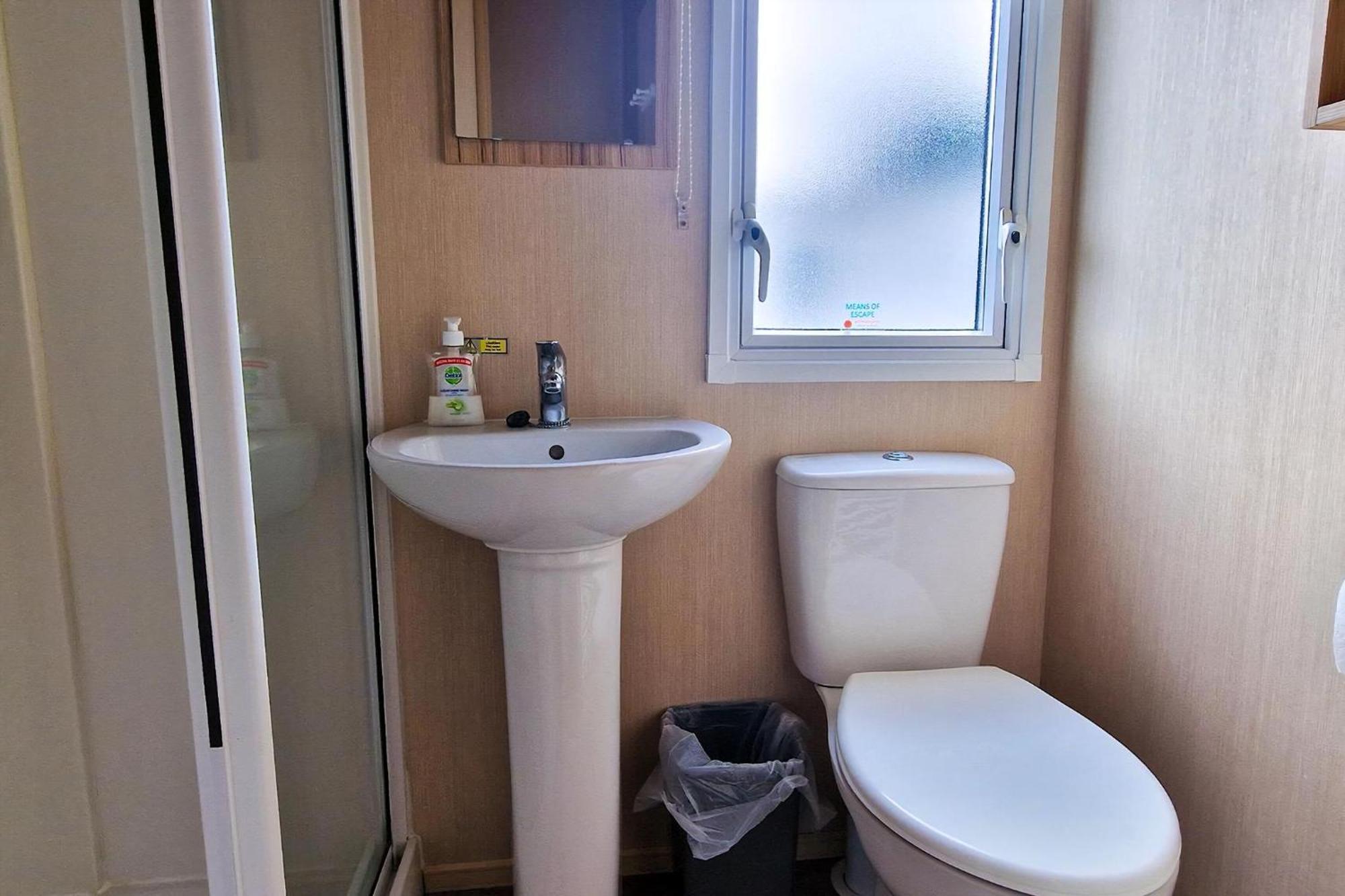8 Berth Caravan For Hire At Manor Park Near To A Great Beach Ref 23041C Hunstanton Extérieur photo