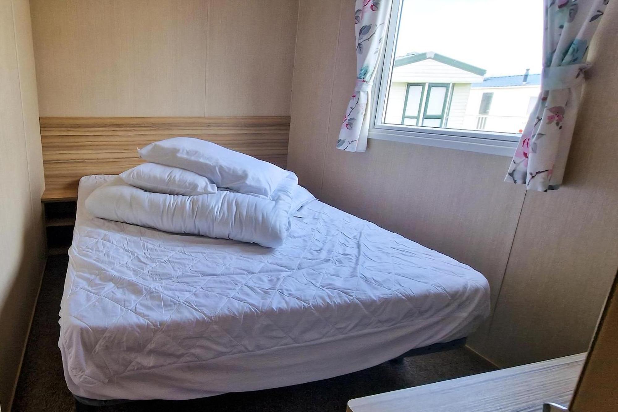 8 Berth Caravan For Hire At Manor Park Near To A Great Beach Ref 23041C Hunstanton Extérieur photo
